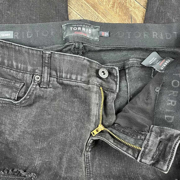 Torrid Distressed Skinny Jeans Pants Denim ((size 18R)) - Picture 7 of 9